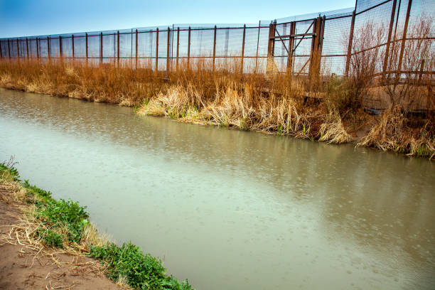 istock US border fence to Mexico at El Paso 1089269780