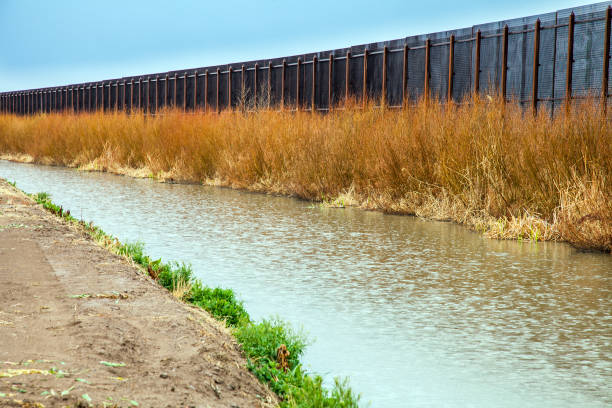 US border fence to Mexico at El Paso