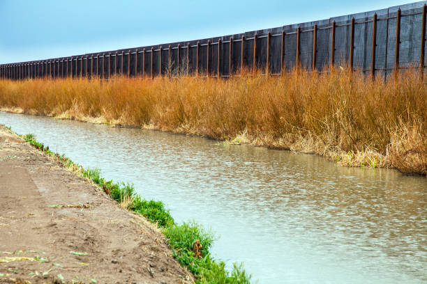 пограничный забор сша в мексику в эль-пасо - rio grande стоковые фото и изображения