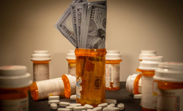 devise américaine dans un flacon de médicament de prescription - drug dealer photos photos et images de collection
