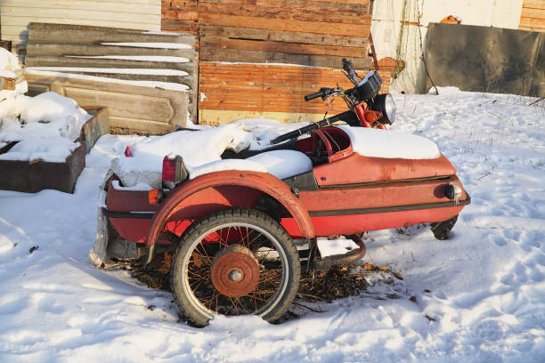 alte verlassene motorrad mit beiwagen - sidecar motorcycle past old stock-fotos und bilder