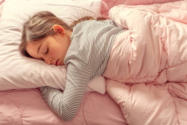 Little Girl feeling bad and trying to sleep Little Girl feeling bad and trying to sleep one girl only stock pictures, royalty-free photos & images