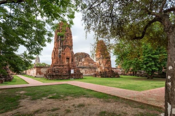 ват маха тха , исторический парк аятхая, таиланд - wat maha that стоковые фото и изображения