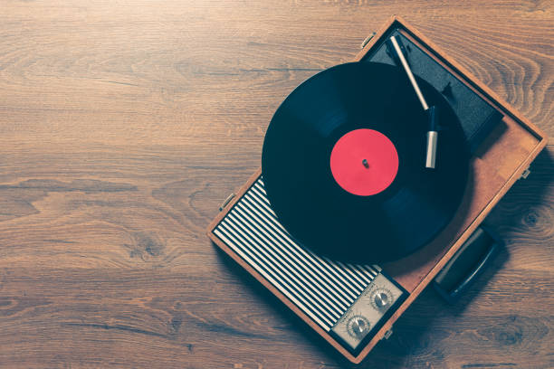 vintage grammophon mit einem vynil-rekord - schallplatte stock-fotos und bilder