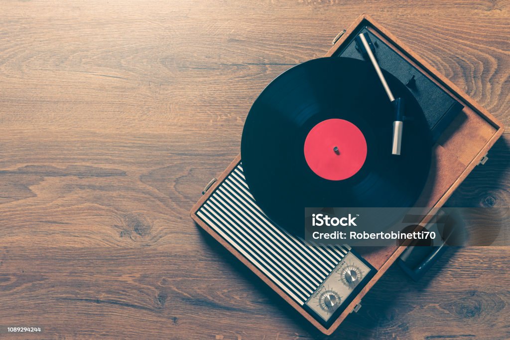 Vintage gramophone avec un record de vynil - Photo de Disque vinyle libre de droits