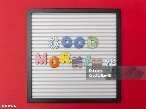 Foto de Placa Com Moldura Preta Texto Bom Dia Em Letras Coloridas Vermelho Parede Plano De Fundo e mais fotos de stock de Acordar - iStock Foto de Placa Com Moldura Preta Texto Bom Dia Em Letras Coloridas Vermelho Parede Plano De Fundo e mais fotos de stock de Acordar - iStock