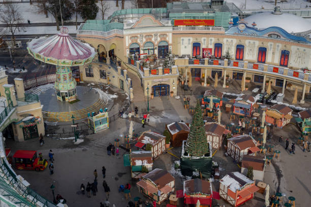 luftbild von weihnachten markt kioske und attraktionen im vergnügungspark prater in wien - wiener wurstelprater stock-fotos und bilder