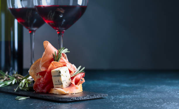 sandwich de prosciutto, queso azul y romero. - cheese wine food appetizer fotografías e imágenes de stock