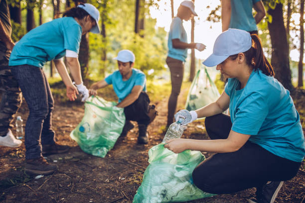 istock Volunteers cleaning the environment 1089332830
