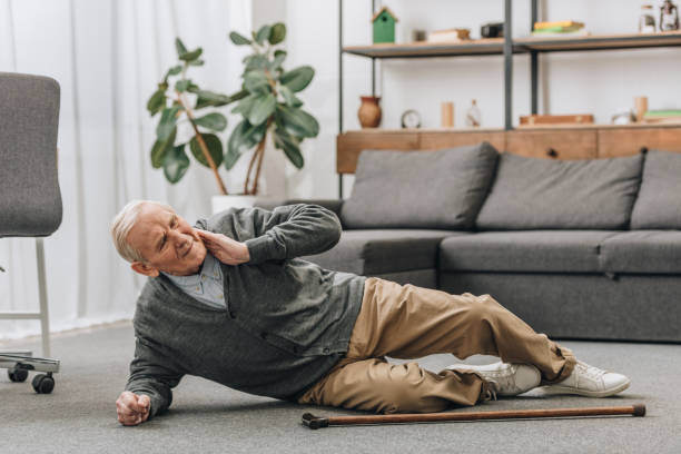 falled abajo en el piso y tocando el cuello de ancianos - fell down fotografías e imágenes de stock