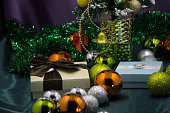 geschenke-unter-dem-weihnachtsbaum-lichter-hintergrund.jpg?b=1&s=170x170&k=20&c=dKbPS8WkOU9kwL6CQfJtidgZcoSYYIKdUOYw2GMOp6g=