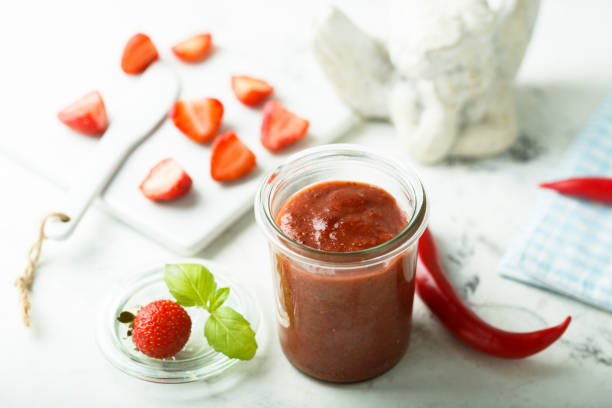 hot sauce fraise - vinegar bottle raspberry fruit photos et images de collection