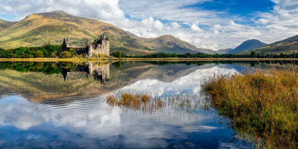 ruinen von kilchurn castle am loch awe, schottland - highlands region loch reflection mountain stock-fotos und bilder