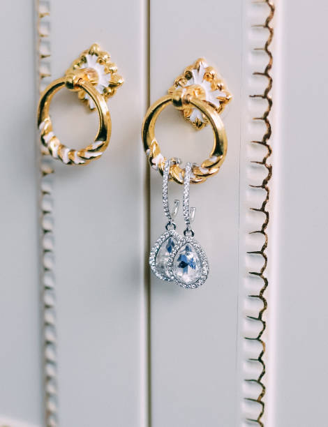 istock accessory earrings in white gold stones 1089357456