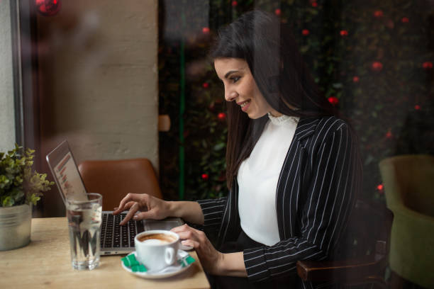 istock Buisness Women take a Coffee-Break 1089366668