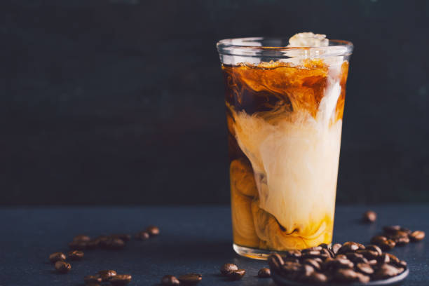 グラスにミルクで冷たいコーヒー - カフェラテ　アイス ストックフォトと画像