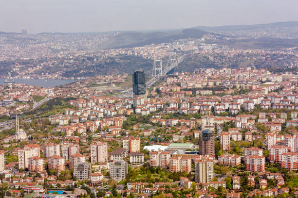 apartamentos em istambul, a arquitetura do edifício exterior - aerial view bosphorus bridge bosphorus bridge - fotografias e filmes do acervo
