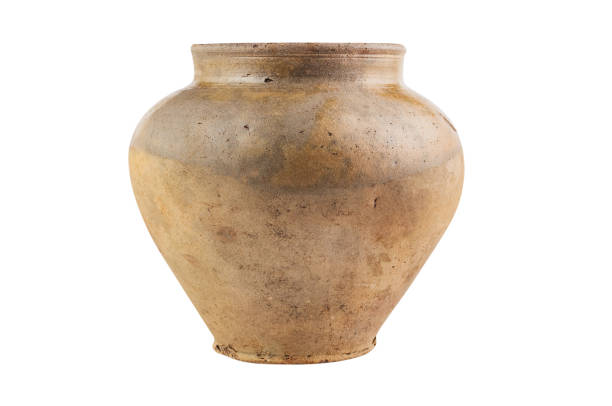 un vecchio vaso antico indossato e sporco isolato su sfondo bianco - earthenware bowl ceramic dishware foto e immagini stock
