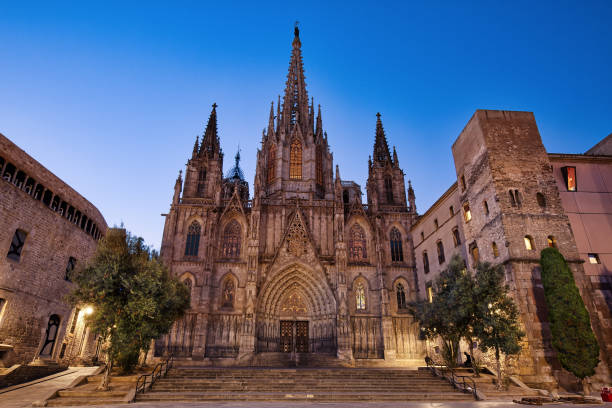 istock Barcelona cathedral before the dawn 1089381004