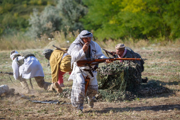 mudschaheddin ausscheidende durcheinander vom schlachtfeld - jihad stock-fotos und bilder