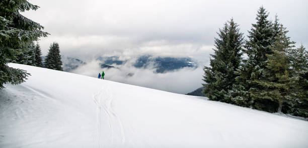 matka i syn jeżdżą na nartach w górach - uciekanie się narty zdjęcia i obrazy z banku zdjęć