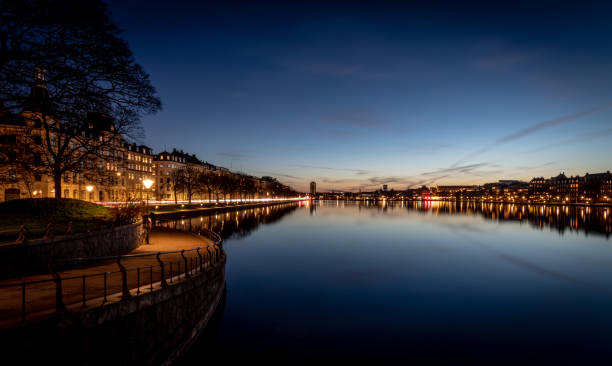 istock Night time by the water at Sortedams So in Copenhagen, Denmark 1089395294