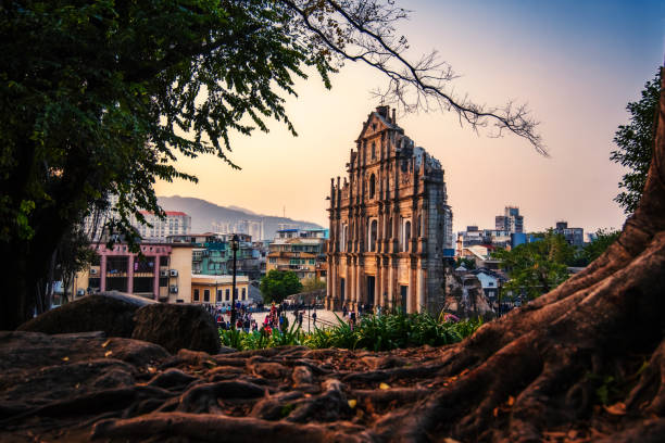 rovine di st. paul's, una delle attrazioni turistiche più famose di macao, in cina. - unesco world heritage site macao church stone foto e immagini stock