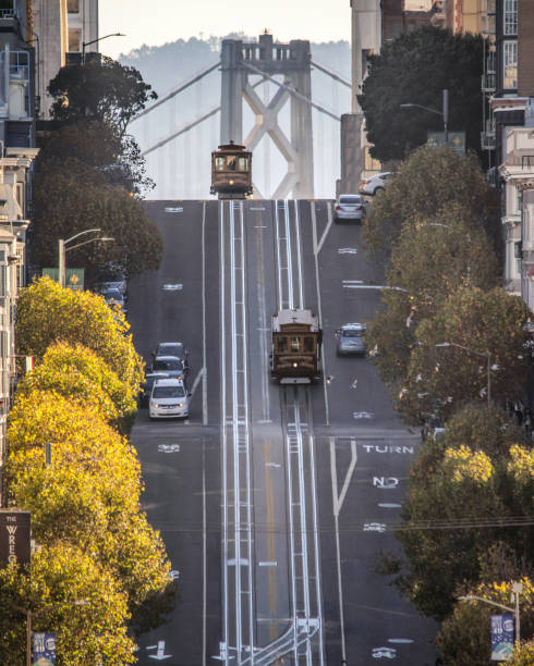 funivia d'epoca in california street. san francisco, california. usa - bay bridge car traffic transportation foto e immagini stock