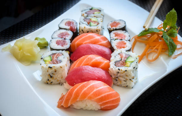 sushi maki i california roll z imbirem i wasabi na talerzu z pałeczkami - sushi california roll salmon sashimi zdjęcia i obrazy z banku zdjęć