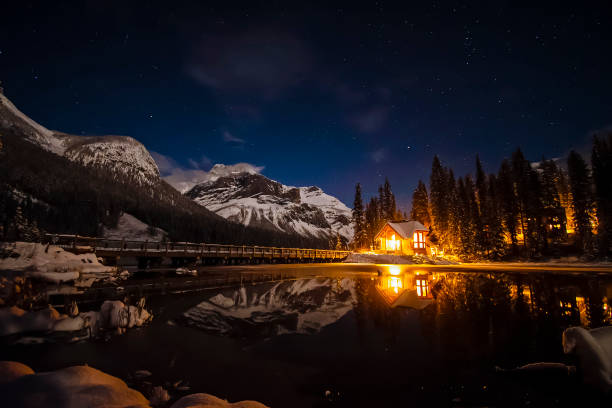 emerald lake lodge in der nacht - lake night winter sky stock-fotos und bilder