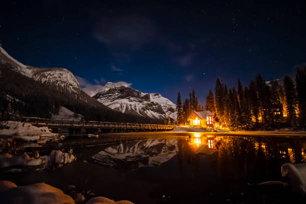 изумрудное озеро lodge ночью - lake night winter sky стоковые фото и изображения