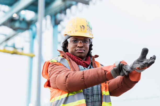 afro-amerikanische frau arbeitet im verschiffungshafen - arbeitshandschuh stock-fotos und bilder