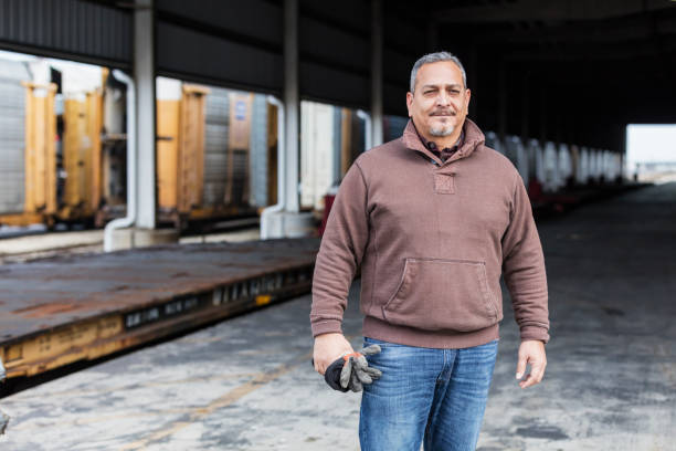 obrero permanente al aire libre en el puerto de envío - trabajador manual fotografías e imágenes de stock