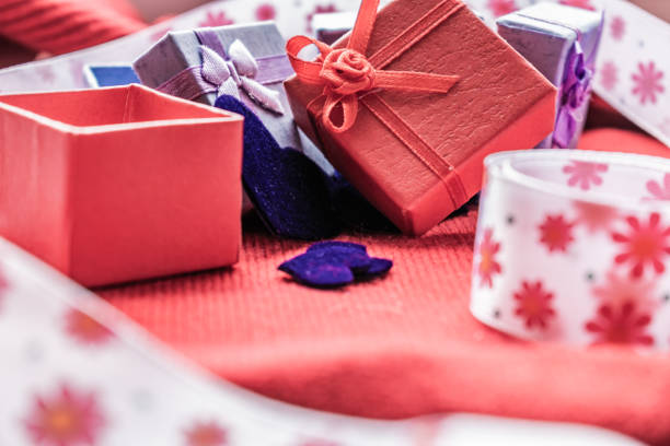 corazones de terciopelo azul sobre un fondo de tela roja, con cajas de regalo para el día de san valentín. de san valentín en colores suaves. una fiesta sorpresa romántica. - 3615 fotografías e imágenes de stock