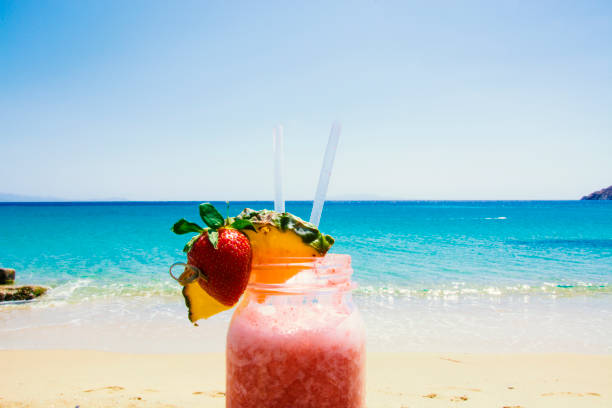 fruchtiger smoothie am strand - sea fig stock-fotos und bilder