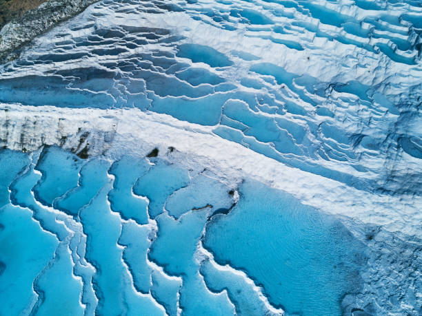 travertinos de pamukkale se ve desde arriba - pamukkale swimming pool photographing beauty in nature fotografías e imágenes de stock