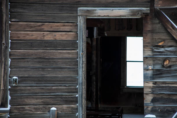 istock Old Weathered Barn in the Winter 1089469840