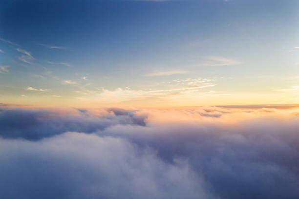 bellissimo cielo nuvoloso all'alba dalla vista aerea - heaven cloudscape majestic sky foto e immagini stock