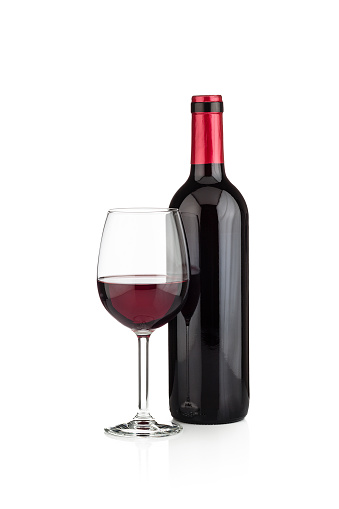 Botella de vino tinta y Copa de vino rodado en fondo blanco photo