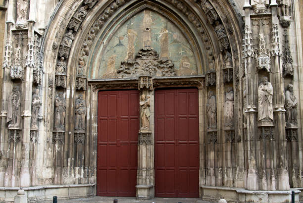istock Front view of Aix Cathedral entrance with statues 1089499550