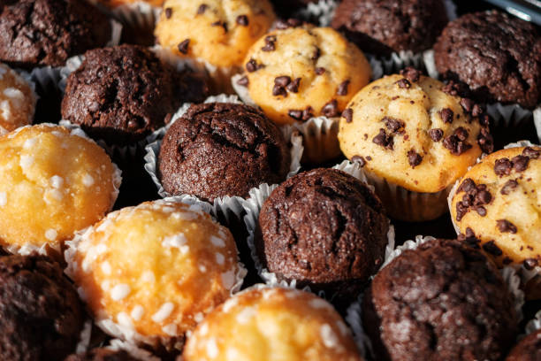 muchos mini muffins en buffet de postres - muffin closeup- - muffin fotografías e imágenes de stock