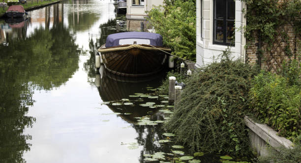 bateau sur le canal en belgique - uxbridge photos et images de collection