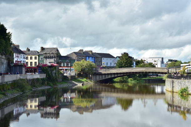 calmo rio nore - kilkenny city - fotografias e filmes do acervo