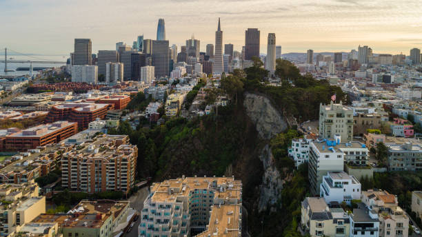 la vista aérea de san francisco downtown en puesta de sol, sobre el barrio residencial - tower coit tower san francisco bay area san francisco county fotografías e imágenes de stock