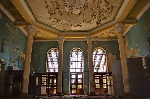 verlassene überwucherten innenraum des bahnhofs in gudauta, abchasien - plastering station stock-fotos und bilder