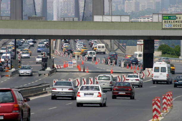 ボスポラス橋でトラフ�ィック (橋の殉教者 7 月 15 日) 高速道路 - traffic sea passage overpass car ストックフォトと画像