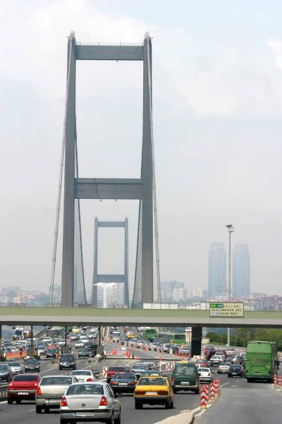 ボスポラス橋でトラフィック (橋の殉教者 7 月 15 日) 高速道路 - traffic sea passage overpass car ストックフォトと画像