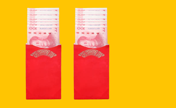 красный конверт китайский новый год или hongbao (мандарин) дается во время праздников или особых случаев - hongbao стоковые фото и изображения