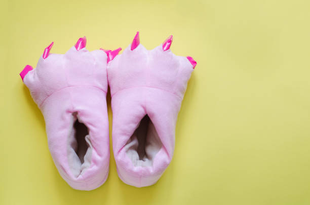 para różowych kapci stóp potwora - fuzzy pink slippers zdjęcia i obrazy z banku zdjęć