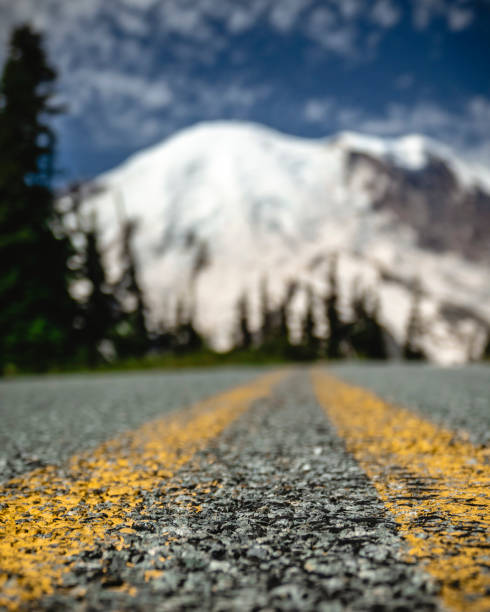 angolo strada a trama bassa per titolazione con sfondo mt rainier - titling foto e immagini stock